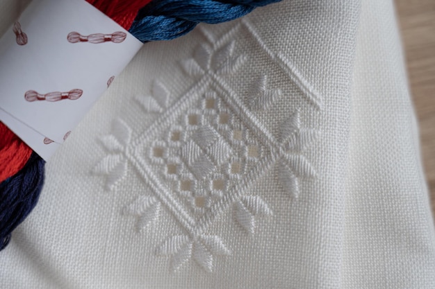 haftowana tkanina z motywem ludowym